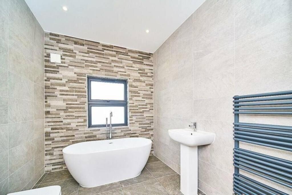 Spacious 4Br House, London, Sleeps 9, Parking Available Esterno foto
