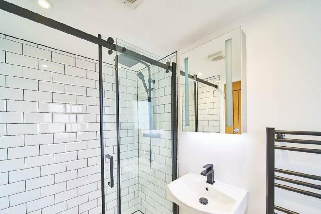 Spacious 4Br House, London, Sleeps 9, Parking Available Esterno foto